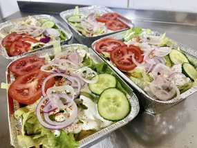 Kapsalon s cesnakovým dresingom  