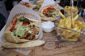 Kebab MENU v pite s batátovými hranolkami 