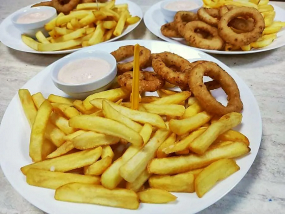 Vyprážané cibuľové krúžky s hranolkami  