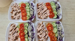 Kebab mäso so zeleninou a dressingom 