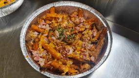 Batátové hranolčeky so syrom a slaninkou