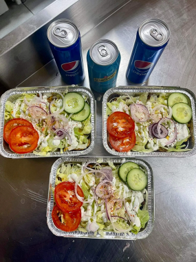 Kapsalon s batátovými hranolkami s cesnakovým dresingom 