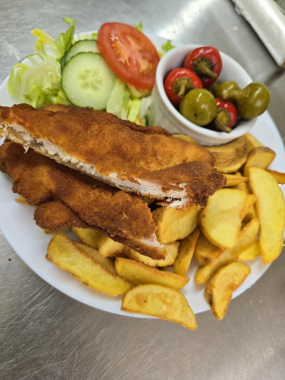 Vyprážaný kurací rezeň s AMERICKÝMI ZEMIAKMI 