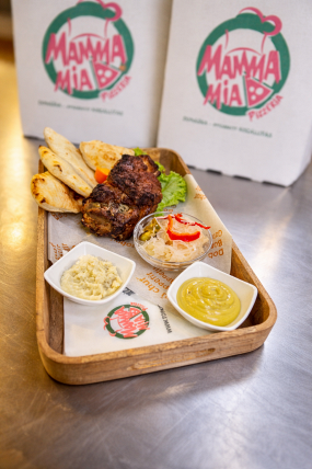 Údené koleno s prílohou