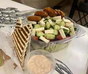 Americký šalát so syrovými kúskami (rôzne druhy)