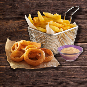 Cibuľové krúžky s hranolkami / ryžou / batátovými hr. a dressingom 