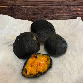 Cheddar jalapeňos "čierne uhlíky" /pikantné/ + dressing