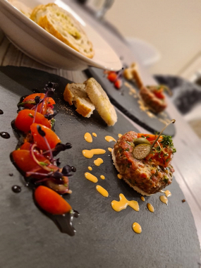 Beef Tatare mit Tomatensalat