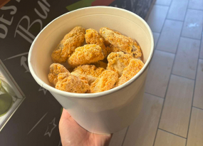 Fűszeres rántott csirkeszárny kosárban