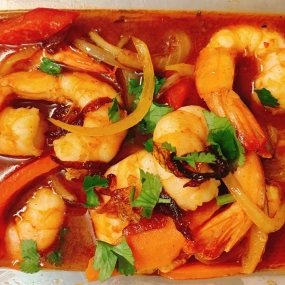 Crevettes sautées aux sauce satée avec des légumes