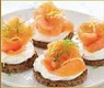 CARPACCIO DI SALMONE AFFUMICATO CON CROSTINI 