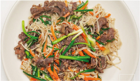 70- gebratene Sojasprossen mit Rindfleisch