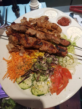 Assiette brochette d’agneau