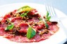 Carpaccio vom Rind / Olivenöl / Sansho Pfeffer / Bagutte
