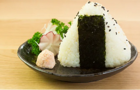 33. ONIGIRI SALMONE COTTO