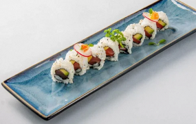 111. URAMAKI TEKKA AVOCADO