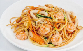 169. SPAGHETTI DI RISO CON VERDURE, GAMBERETTI ED UOVA