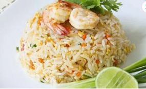 RISO SALTATO CON GAMBERI, ANANAS E UOVA