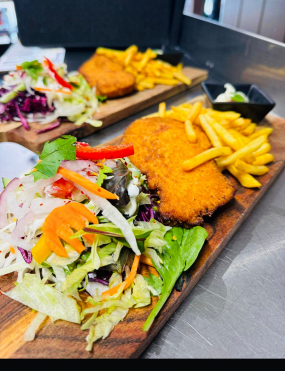 Schnitzel mit Pommes Frites und Salat