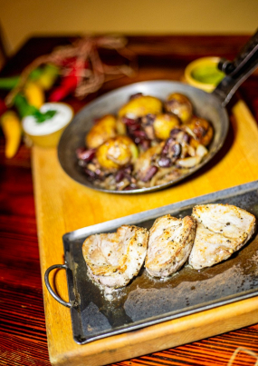 180g MEDALLONES CON FRIJOLES Y PATATAS VEPŘOVÁ PANENKA