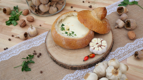 0,33l   Cesnaková krémová v bochníku