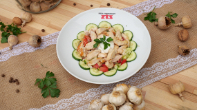 300g   Restované kuracie rezančeky na ľadovom šaláte  s miešanou zeleninou., dressing