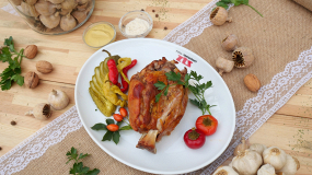 750g Bavorské koleno s chlebíkom a pikantnou oblohou