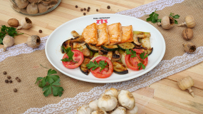 150g Losos s bylinkovým maslom a gril. zeleninou