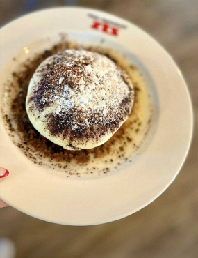 Parená buchta s kakaovou posýpkou a maslom 170g (1,3,7)