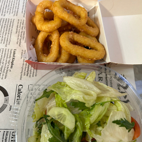 Vyprážaný kalamar s miešaným šalátom 