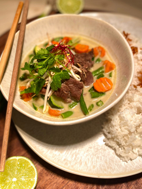 2)   PAD WUN SEN - skleněné nudle s kuřecím masem, ústřicovou omáčkou, vejcem a zeleninou (1,2,4,6)