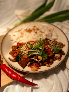 1) KUNG PAO - kantonské Kung Pao s kuřecím masem, zázvorem, arašídy a jasmínovou rýží (1,2,4,5,6) 