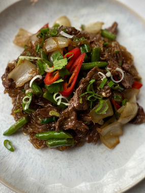  2) DRUNKEN NOODLES - skleněné nudle s hovězím masem, fazolkami, chilli a thajskou bazalkou (1,2,4,6) 