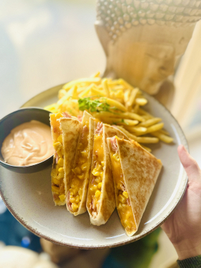 3)CHEEZY QUESADILLA - tortilla s cheddarem, slaninou, kukuřicí, hranolky a tatarka (1,3,7) 