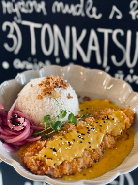 4) KATSU CURRY - křupavé vepřové maso s krémovou curry omáčkou, jasmínová rýže a nakládaná zelenina (1,4,6) 