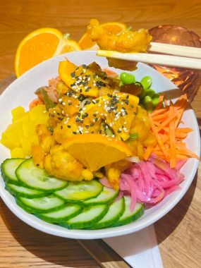 5)TERIYAKI POKE BOWL- miska rýže se smaženým křupavým kuřetem, zeleninou a teriyaki omáčkou (1,4,6,14) 