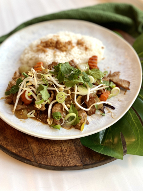 1) MOO SHU - čínské moo shu s vepřovým masem, hoisin omáčkou, zeleninou a jasmínovou rýží (1,2,4,6)