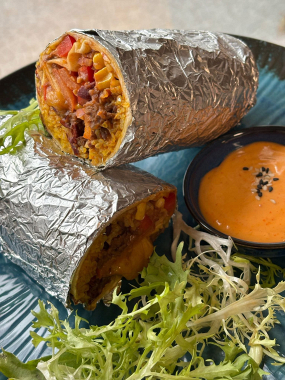 3)  BEEF BURRITO - tortila s hovězím masem, rýží, fazolkami, zeleninou a sýrem, sriracha majonéza (1,3,4,6,7,14) 