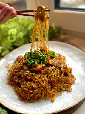 2)  UDON NOODLES - restované hovězí maso s japonskými udon nudlemi, teriyaki omáčkou a zeleninou (1,6,14) 1