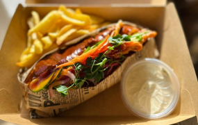 3) BÁNH MÍ KOREAN - vietnamská bageta plněná křupavým kuřetem, zeleninou a korejskou omáčkou, hranolky, tatarka (1,3,7,11)