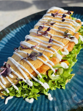 4) NOVINKA! CHICKEN LENTIL WRAP - tortila z červené čočky plněná kuřetem a zeleninou, tzatziki LOW CARB (3,7) 