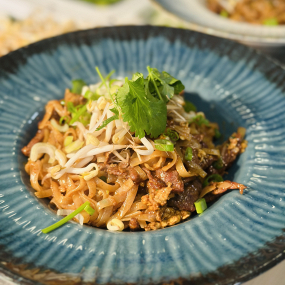  2) PAD SEE YU PORK - rýžové nudle s vepřovým masem, zeleninou a omáčkou (1,3,4,5,14)