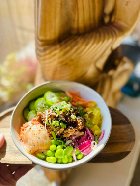 5) PULLED PORK POKE BOWL - miska rýže s trhaným vepřovým masem, zeleninou a BBQ omáčkou (1,4,6,14) 1