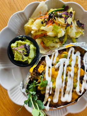  6) LOW CARB - pečený batát plněný mletým masem, sýrem, quacamole a jogurtovým dipem  (4,6,14)