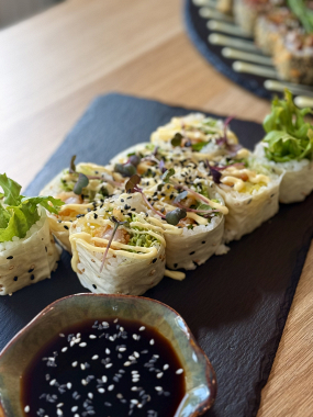 5) SESAME ROLL – rolka ze sezamového papíru plněná trhaným vepřovým masem, rýží a čerstvou zeleninou, japonská majonéza, teriyak