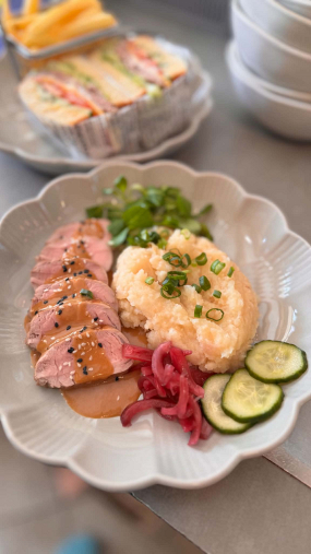 LOW CARB - grilovaný losos, batátovo-květákové pyré, salátek (4,6,14