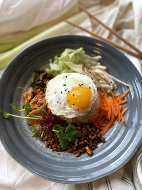 4) KOREAN BIBIMBAP - miska rýže s mletým vepřovým masem, vejcem, shitake, zeleninou a kimchi (1,3,4,6,11,14)