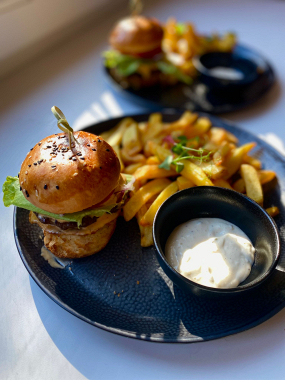 3)  BEEF BURGER – burger s hovězím masem, zeleninou, cheddarem, hranolky a domácí tatarkou (1,3,4,6,11,14)