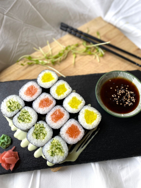 5)  SUSHI MAKI SET 12 ks – losos, okurka a nakládaná ředkev (3,4,6)