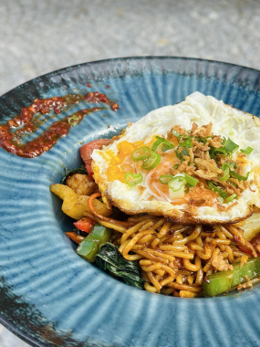 SPICY RAMEN CHICKEN - PIKANTNÍ RAMEN NUDLE S KUŘECÍM MASEM, ZELENINOU A VOLSKÝM OKEM 1, 3, 6, 14